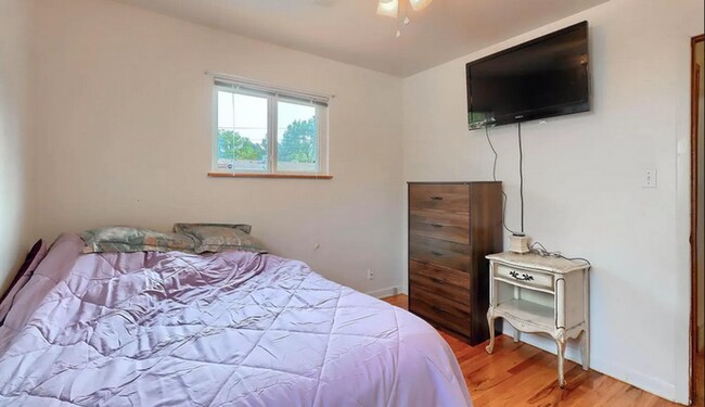 Building Photo - Huge room in a large shared home, private bathroom, great neighborhood, friendly roommates!