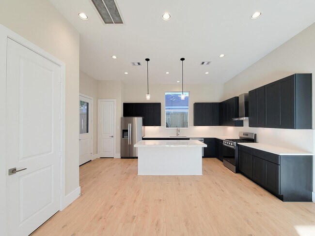 Building Photo - 5613 Leonard St