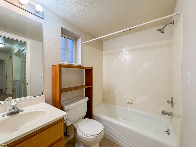 Building Photo - 1611 N Grandview Ln