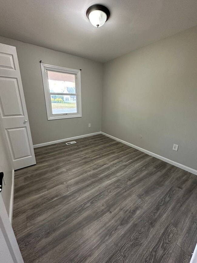 Building Photo - 3 Bed 2 bath Kensignton Rancher