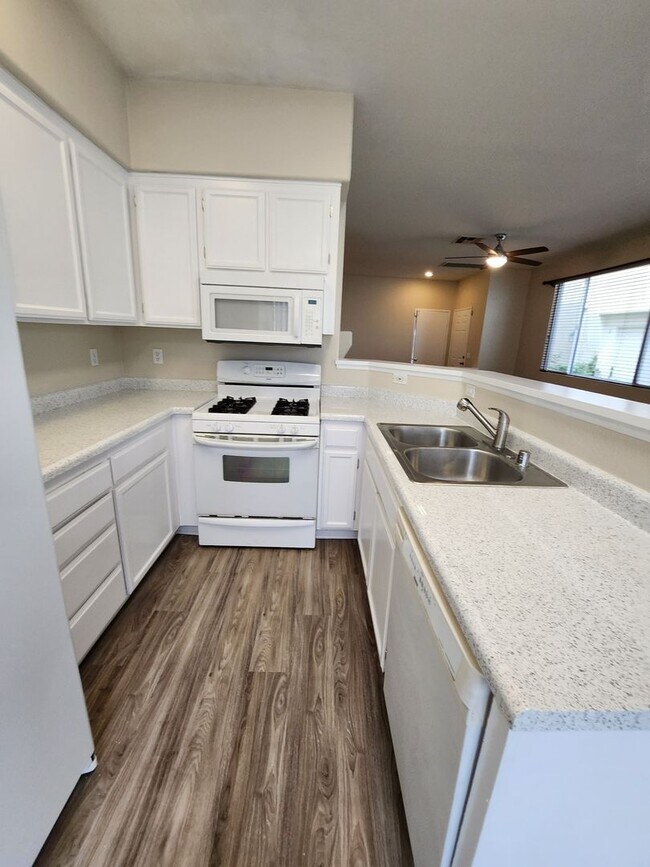 Building Photo - Beautiful remodeled 3 bedroom, 2.5 bath town home in Triana Scripps Ranch
