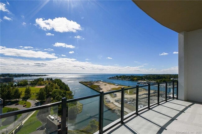 Building Photo - 2 Hbr Pt Rd S