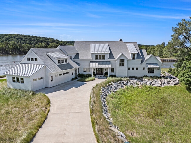 Building Photo - 6736 Saugatuck Bch Rd