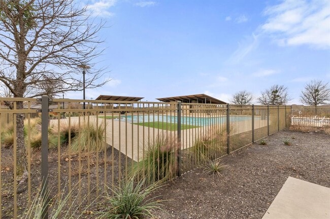 Building Photo - 102 Hedge Grn Holw