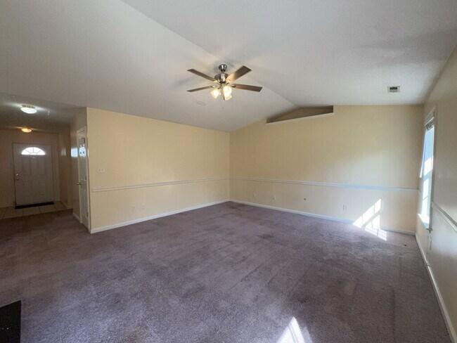 Building Photo - Wonderful 3 Bedroom Home-437 Boysenberry