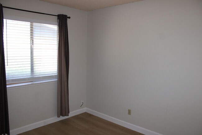 Building Photo - 6351 Chapel View Ln