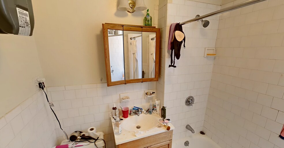 Building Photo - 142 Hemenway St