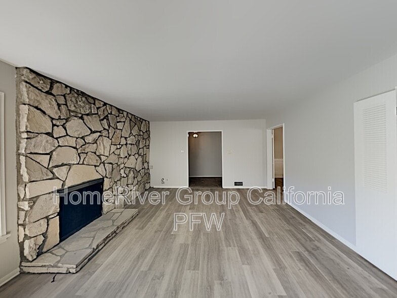 Building Photo - 2431 Sleepy Hollow Dr
