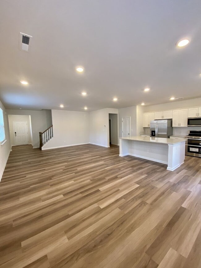 Building Photo - Beautiful 3BR/2.5BA Townhouse; Easy Access to I485 and Uptown