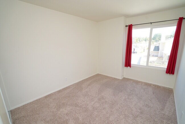 Building Photo - 4 Bedroom Rental Home in Santa Clarita.