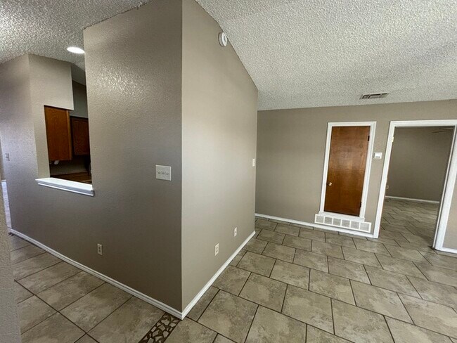 Building Photo - 2 bed 2 bath townhome