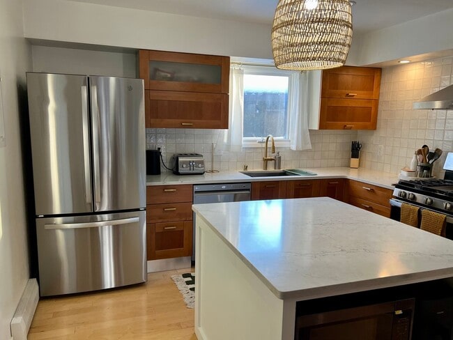 Building Photo - Available in July! Pet Friendly Fully Furn...