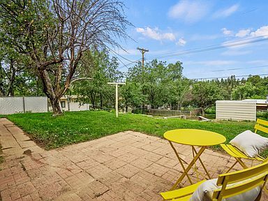 Building Photo - Adorable two bedroom, one bathroom, wester...