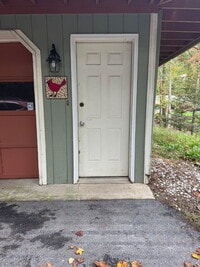 Building Photo - Basement apartment with kitchenette
