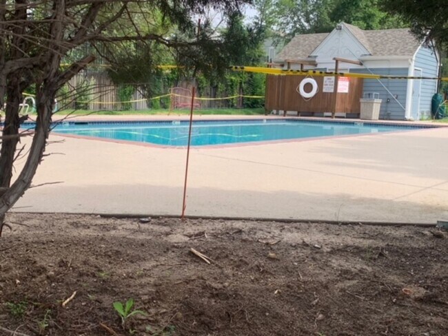 Building Photo - 2 BEDROOM TOWNHOME IN A PRIME LOCATION!!