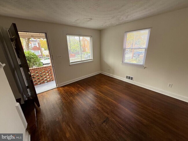 Building Photo - 374 Chaplin St SE