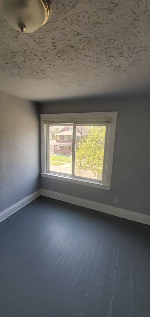 Building Photo - Charming 4-Bedroom Property in Prime Location