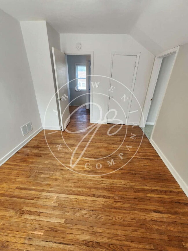 Building Photo - Move-In Ready! Spacious 4–5 Bedroom Home w...