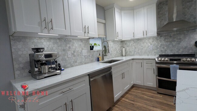 Building Photo - Flowing floorplan, minutes from I-5!!!
