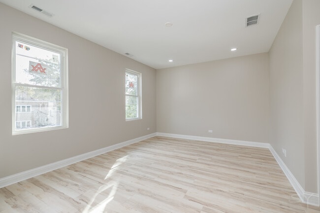 Building Photo - 721 N Hamlin Ave