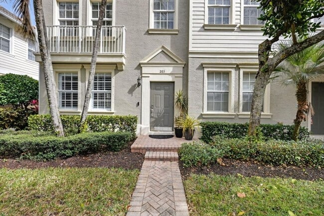 Building Photo - 203 E Thatch Palm Cir