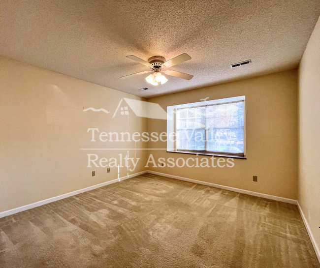 Building Photo - MOVE IN READY! Gorgeous 3 BED/2 BATH w/GAR...