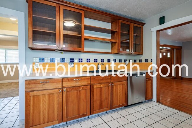 Building Photo - 628 Browning Ave