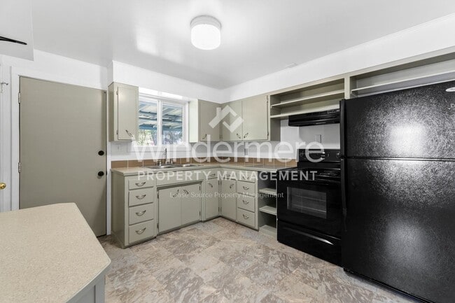 Building Photo - Welcome to this charming 3-bedroom, 1-bath...