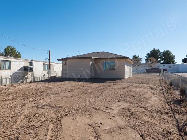 Building Photo - CUTE 1 BEDROOM HOME