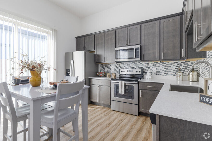 2BR, 2BA - 965SF - Kitchen - Hampton East