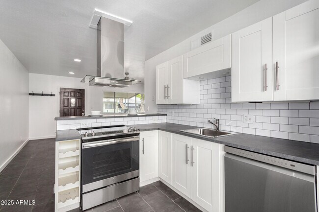 Building Photo - 749 E Montebello Ave