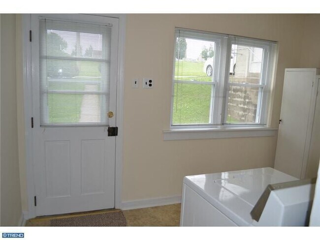 Building Photo - 825 Maple Ave