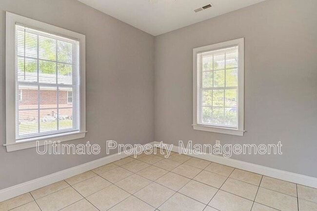 Building Photo - 220 Rose Ave