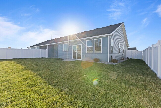 Building Photo - LEASE TAKE OVER PLEASE CALL TENANTS BRITTNEY 480-868-7733 OR Gunner Norton 480-450-0666 -FOR THIS...