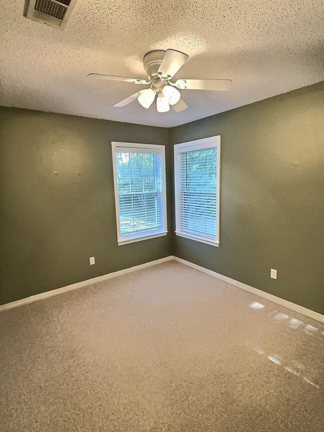 Building Photo - Ocean Springs home with convenient location!