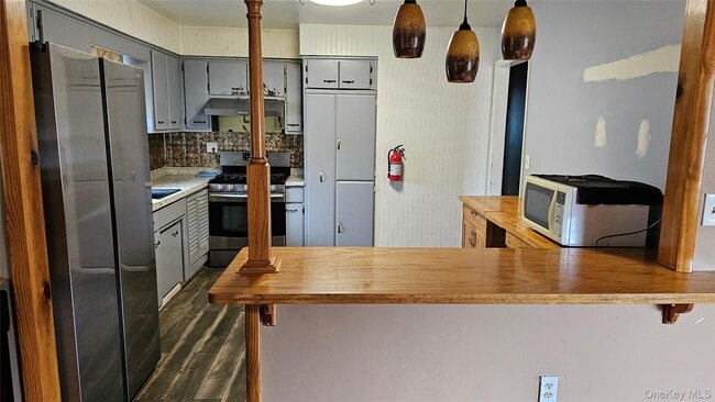 Building Photo - 225 Monhagen Ave