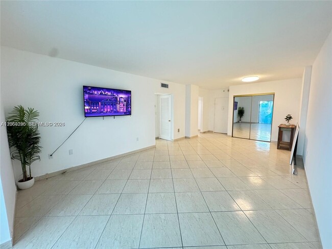 Building Photo - 400 Kings Point Dr