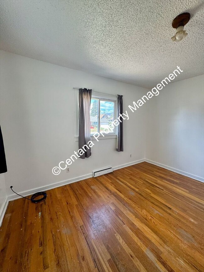Building Photo - 2 Bedroom House on the Flats with a finish...