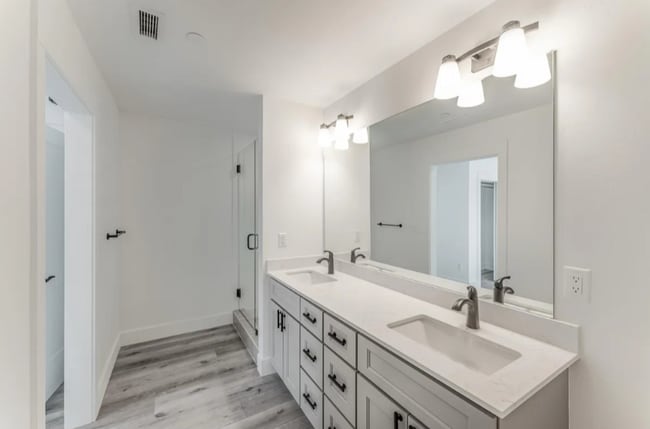 Building Photo - 1/2 of 1st months rent! Condo for Rent- Wa...