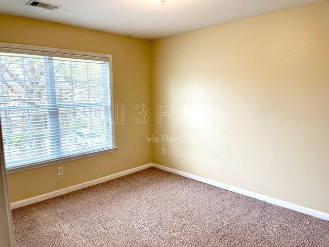 Building Photo - 2813 Deerwood Ln