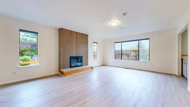 Building Photo - Bright and Beautiful 4 bedroom 2.5 Bath with large enclosed back yard and close proximity to Mari...