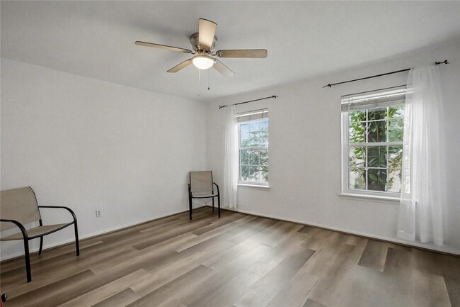 Building Photo - 357 N Post Oak Ln