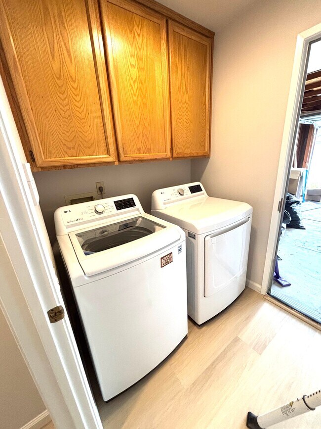Building Photo - 8079 Darien Cir