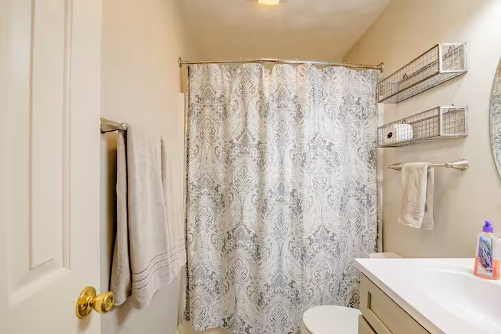 Full bath between upstairs bathrooms. Plush towels provided. - 515 School Ln