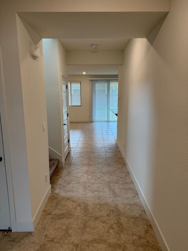 Building Photo - Lovely 4 Bedroom Home With Easy Landscaping And Beautiful Interior