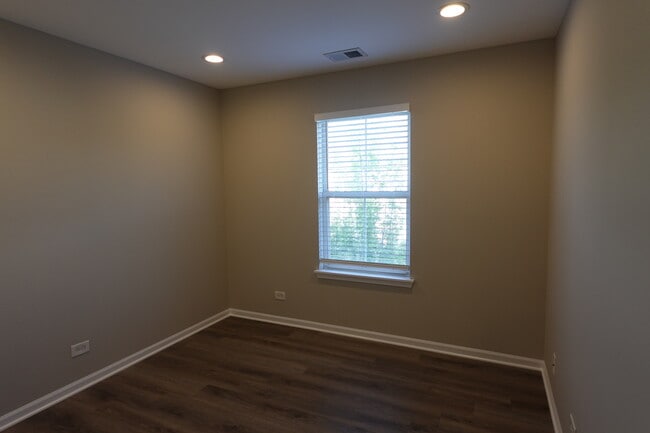Building Photo - 1136 N Claremont Dr
