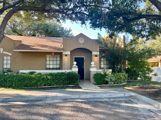 Building Photo - 601 St James Dr