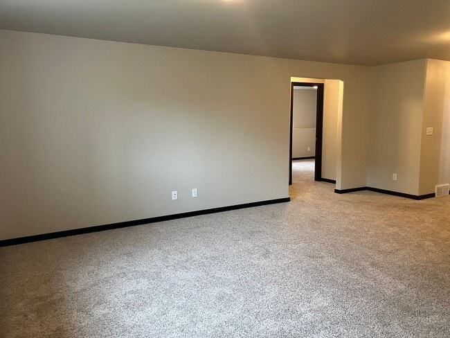 Building Photo - 4 Bed 3 Bath Single Family Home