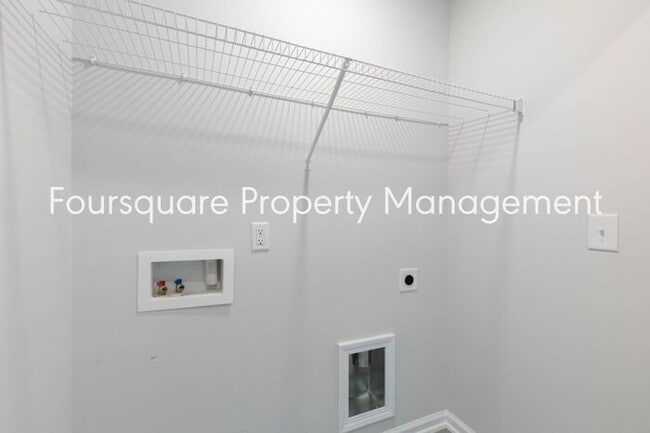 Building Photo - Stylish 3-Level Townhome with Bonus Suite, Deck & Garage – Near I-540 and Shopping