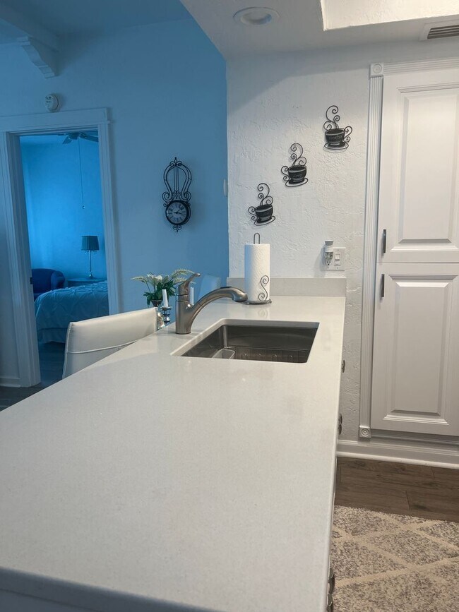 Building Photo - NEW PRICE on Adorable 1BR/1BA Condo in Downtown Venice